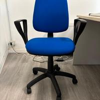 Sedia blu per ufficio (con rotelle)