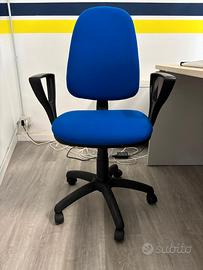 Sedia blu per ufficio (con rotelle)