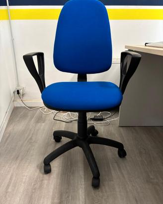 Sedia blu per ufficio (con rotelle)
