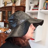 Cappello nero in vinile, pioggia. ZARA. Taglia M 