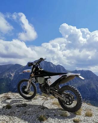Husqvarna FE 350 ROCKSTAR EDITION 2022 targata