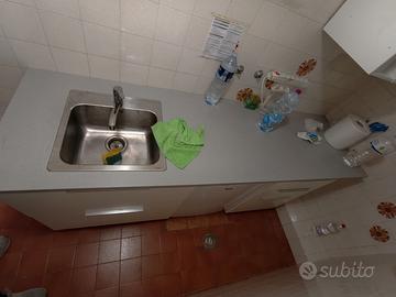 Base cucina con frigo e lavello