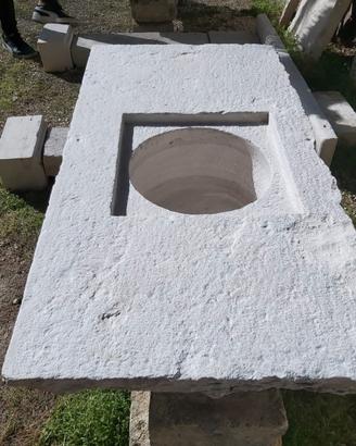 Lavabo antico in pietra massello