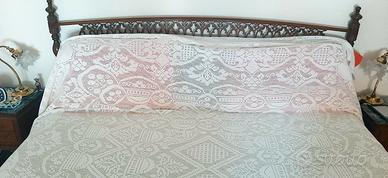 Coperta ricamata a mano