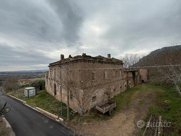 Casale Antico con Oliveto e Terreni Edificabili