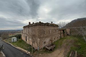 Casale Antico con Oliveto e Terreni Edificabili