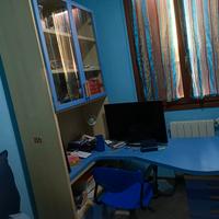 scrivania con libreria e set di cassetti 