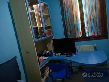 scrivania con libreria e set di cassetti 