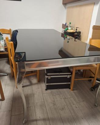 Tavolo in vetro nero temperato con gambe cromate