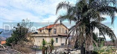 Villetta singola con terreno e serre a San Gerardo