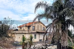 Villetta singola con terreno e serre a San Gerardo