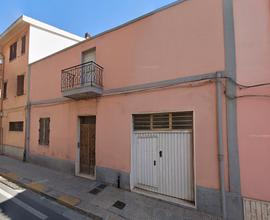 Casa indipendente con cortile interno