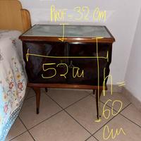 Comodino appartenente al set in noce