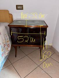 Comodino appartenente al set in noce