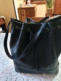 borsa nera a secchiello marrone a busta u