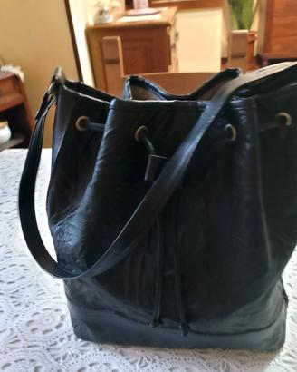 borsa nera a secchiello marrone a busta u