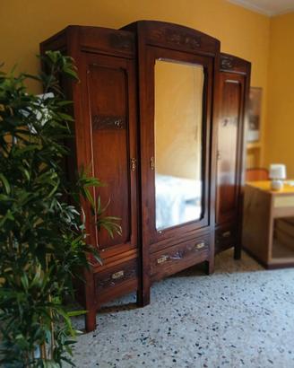 Armadio Antico in Legno Massiccio con Specchio