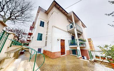 Ampio appartamento con luce, panorama e no condomi