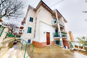 Ampio appartamento con luce, panorama e no condomi