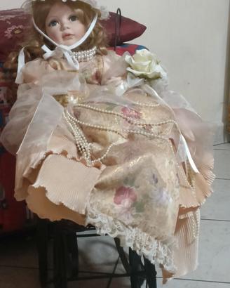 bambola di porcellana con carrozzella