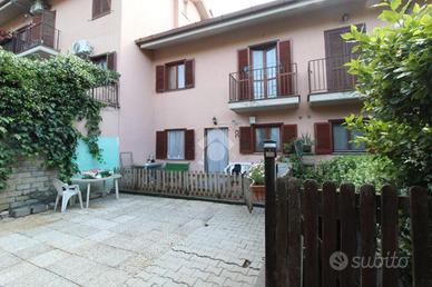 VILLA A SCHIERA A SCANDRIGLIA