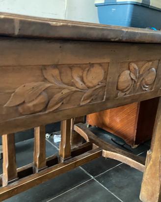 Tavolo antico lavorato