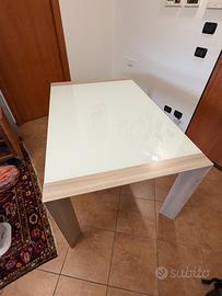 Elegante tavolo moderno bianco e legno