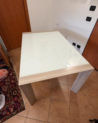 Elegante tavolo moderno bianco e legno