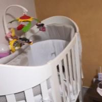 Culla ovale completa di materasso e paracolpi