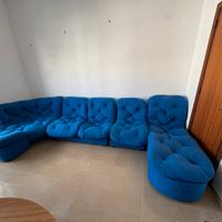 Divano modulare blu super confortevole e versatile