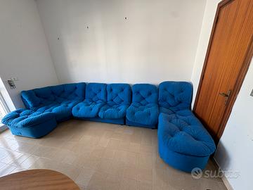 Divano modulare blu super confortevole e versatile