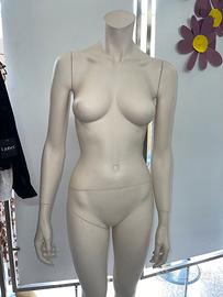 Manichini donna senza testa