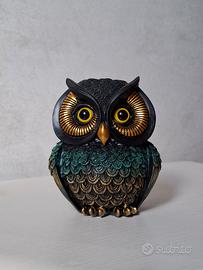 Statuetta Gufo Moderno – Dettagli Oro e Sfumature 