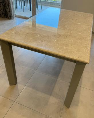 Tavolo con piano in marmo lucido