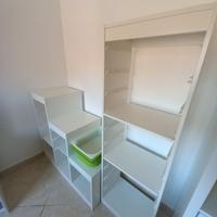 Mobili a scaffali con scatole contenitori
