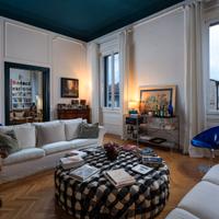 Grande pouf artigianale di nota tappezzeria romana