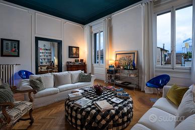 Grande pouf artigianale di nota tappezzeria romana