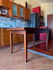 Tavolo allungabile in legno stile classico