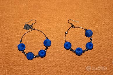 Orecchini a cerchio BON BON con sfere blu