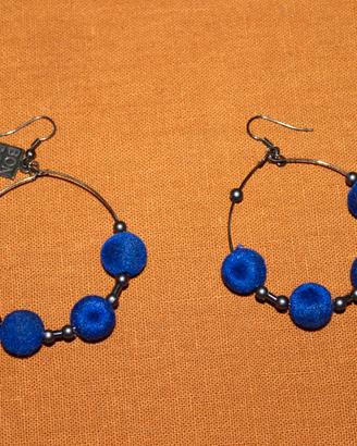 Orecchini a cerchio BON BON con sfere blu