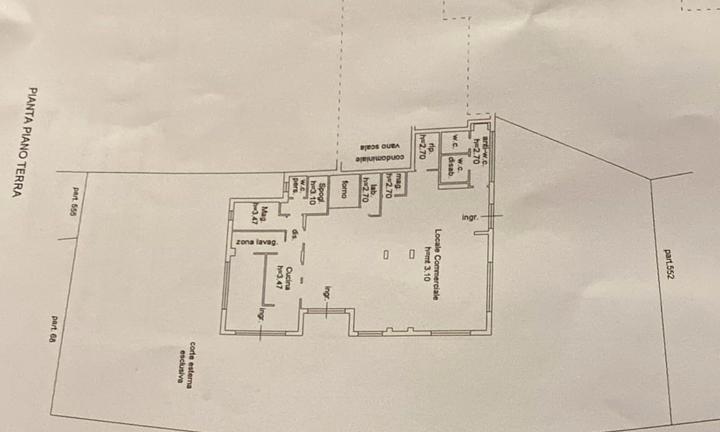 Grande Locale Commerciale con Corte Esterna