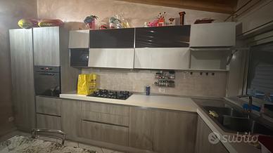 Cucina completa di elettrodomestici