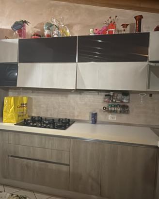 Cucina completa di elettrodomestici