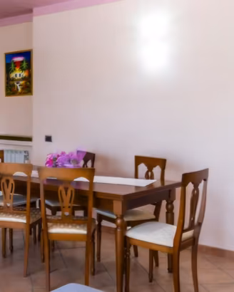 Tavolo da pranzo con sedie