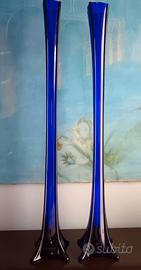 2 grandi vasi a calla in vetro blu