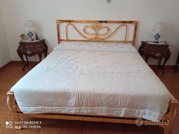 letto in  ottone  con comodini e como 