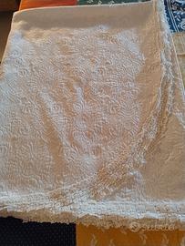 Copriletto vintage bianco in broccato 
