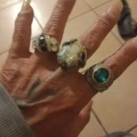 Anello colorato in pietra.