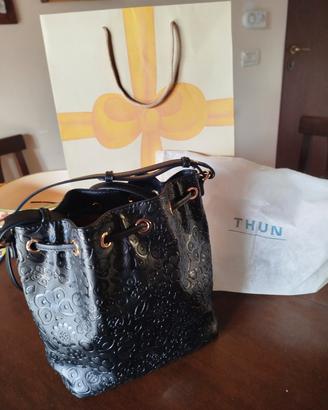 Borsa a secchiello con tracolla Thun nera. Nuova