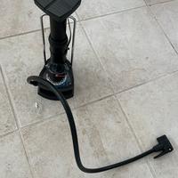 Gonfia bici a pedale.